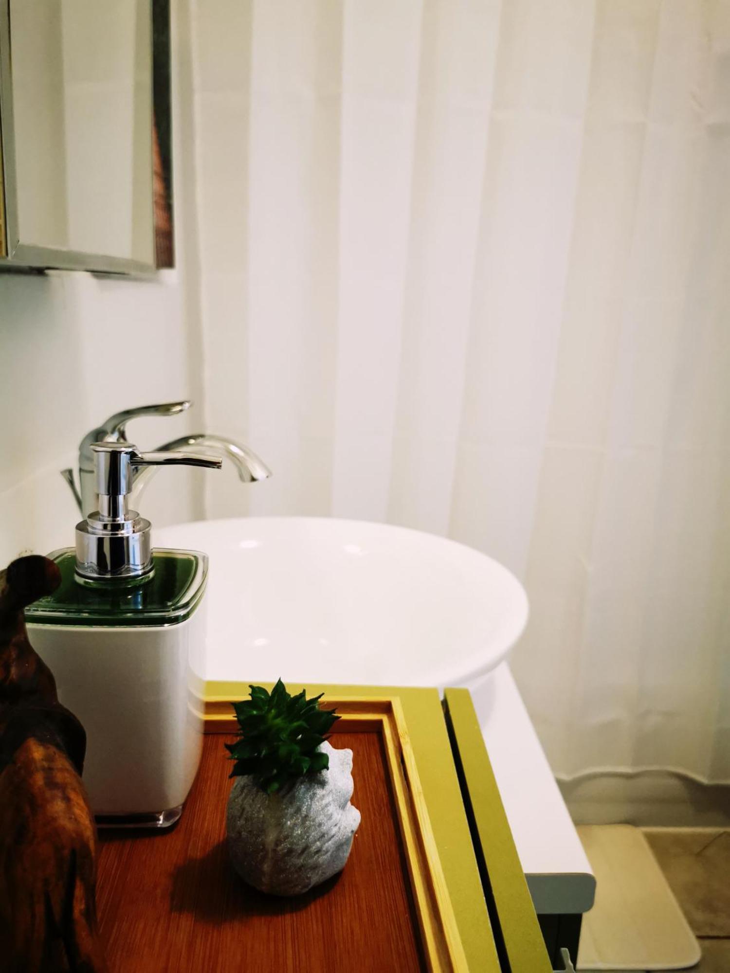 Plush 2 Bedroom Unit 5Min Downtown Off Wellington 몬트리올 외부 사진
